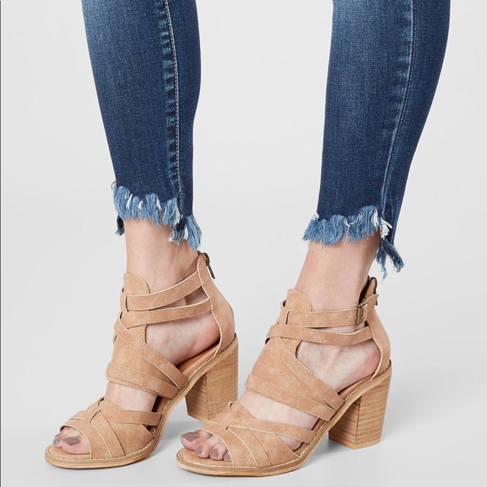 Mi.iM 'The Tangle' Criss Cross Block Heel - Picture 2 of 5